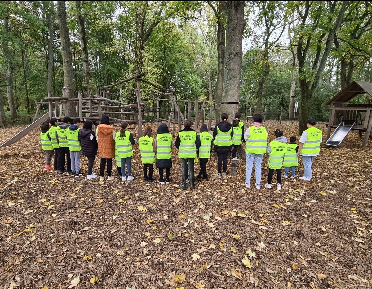 ME_I_ON's tweet photo. Helaas zijn er in Moerwijk maar weinig leuke speeltuinen, terwijl buiten spelen juist zo belangrijk is voor opgroeiende kinderen. 

Daarom zijn wij met een groep kinderen uit Den Haag gekeken naar wat er beter kon!

#kinderparticipatie #doelgroepcentraal #meion https://t.co/GBWVJb5dYA