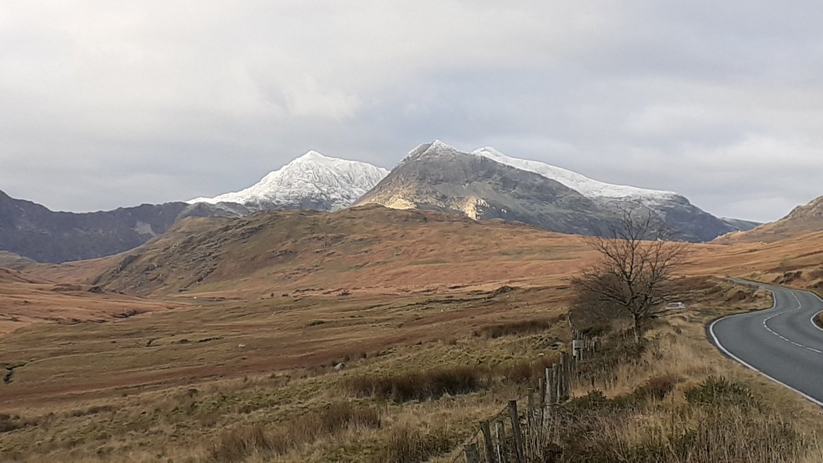 Dusting of snow on Yr Wyddfa and Carneddau today, chance of more tomorrow. If you are staying with us this weekend it looks pretty cold, so shower and stock up on drinking water in the evenings in case the water is frozen 1st thing 👍