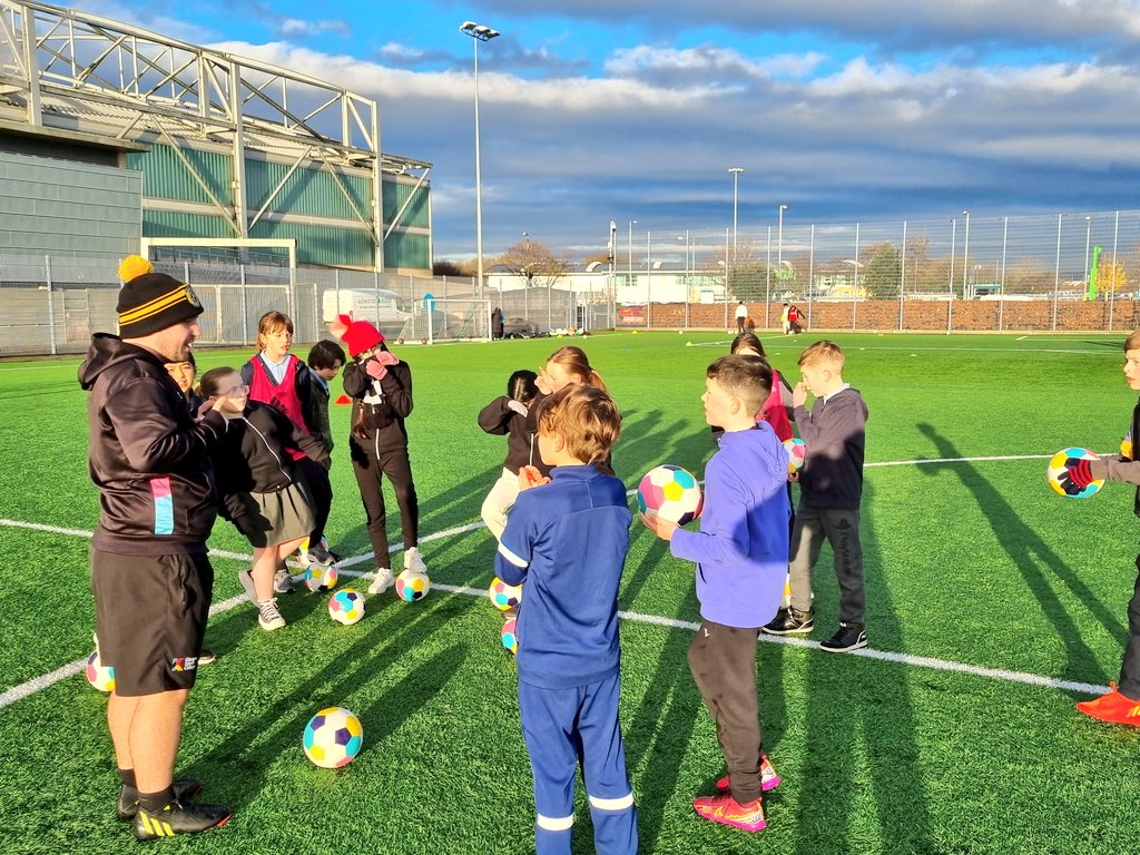📸 𝘾𝙤𝙡𝙡𝙚𝙜𝙚 𝙋𝙧𝙤𝙜𝙧𝙖𝙢𝙢𝙚

A very ❄️ morning hasn't stopped the Primary 6 from <a href="/MountFloridaPri/">Mount Florida Primary and Nursery Class</a> enjoying some football coaching from the HNC Football Coaching &amp; Development students <a href="/GKC_Sport/">Glasgow Kelvin College - Sport & Fitness Dept.</a>.