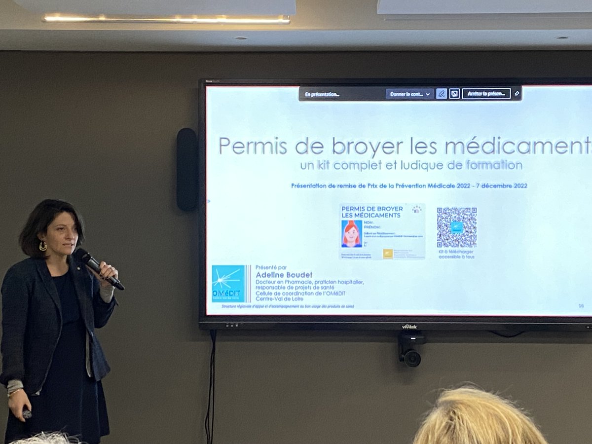 Prevention_Med's tweet photo. 🏆 #LT #GrandPrixPM2022 : Le #2emePrix est attribué au Dr Adeline Boudet  pour son “Permis de broyer les médicaments”
Pour en savoir plus ⤵️
https://t.co/LTyP5OmF2V https://t.co/X2leRfKZv2