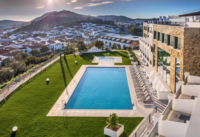 BistroPlace's tweet photo. Barceló Aracena: una escapada gastronómica y cultural por la sierra onubense
Con un enclave único en plena Sierra de Aracena, el hotel propone una visita que mezcla gastronomía con naturaleza, perfecta para disfrutar en otoño En el corazón del Parque

https://t.co/5AVr3Hcz71 https://t.co/P03j3UvfSM