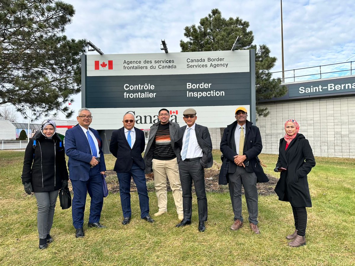 imigresenmy's tweet photo. Ketua Pengarah Imigresen Malaysia, YBhg. Dato' Sri Khairul Dzaimee bin Daud mengadakan lawatan ke Service Canada Centre Passport Office, Canada Border Services Angency dan St-Bernard-de-Lacolle Checkpoints, Kanada.

https://t.co/XbDojsMeYM https://t.co/GRrwSWAKaI