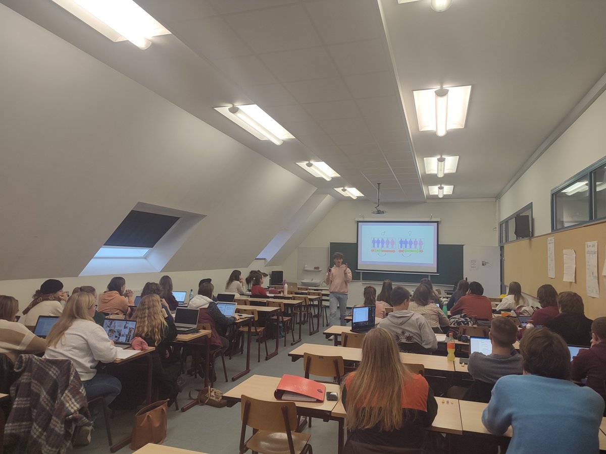 LERAHOGENT's tweet photo. De derdejaars sec. ond. volgden een gastles over Genderbewust onderwijs. Alumnus Jonas De Vulder deed hen stilstaan bij hun eigen houding en gaf tips om te werken aan een positief/inclusief school- en klasklimaat. We werkten samen rond impliciet en expliciet lesgeven over LGBTQI+ https://t.co/TLK2tVt37D