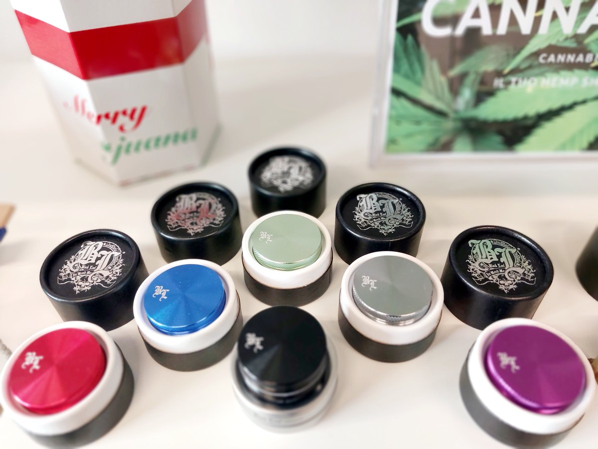 EasyjointB's tweet photo. 🎄 Sei in cerca di idee regalo originali? Vieni a trovarci! 

#Canapaio💚 a #Capriolo, via Per Calepio 52
📲 351 878 6868
📅 Lun/Sab
⌚️ 09:30 - 12:30 14:30 - 19:30
🛒 eShop sempre aperto https://t.co/OYtDxdINil
⛽ Distributore automatico aperto h24
#cannabislight #grinder #bong https://t.co/Verh2ImIwk