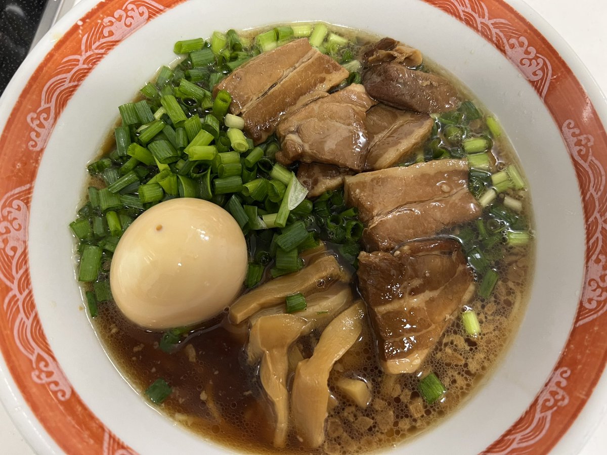 今日の夕御飯は尾道ラーメン🍜 即席ですが美味しかったです♪ ちなみにどんぶりは都内にあった某尾道ラーメン店から譲り受けたものです｡:+((*´艸`))+:｡