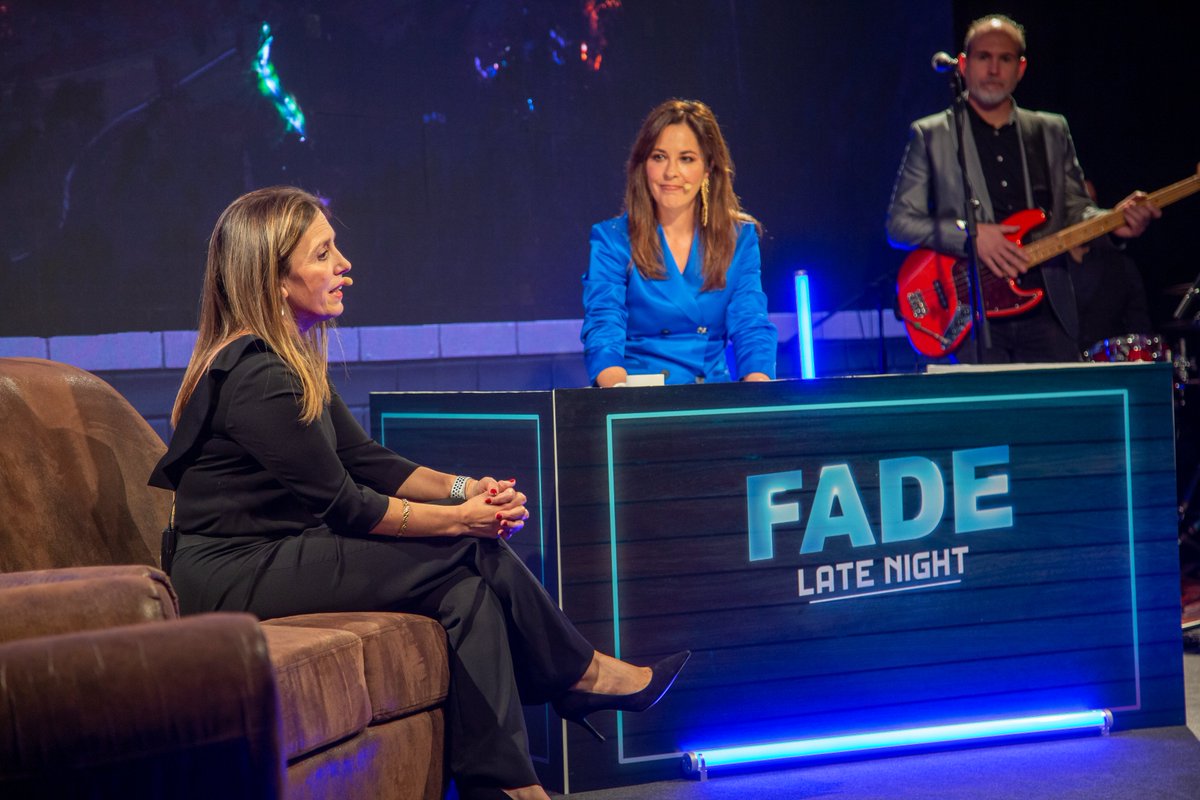FADEAsturias's tweet photo. #Gracias a @MamenMendi por acompañarnos en esta noche tan especial y por hacer sentir a los invitados como en casa.
Un formato muy novedoso, un #latenight empresarial 🌟|
#PremiosFADE | 2/6 https://t.co/bW8opWWv0i