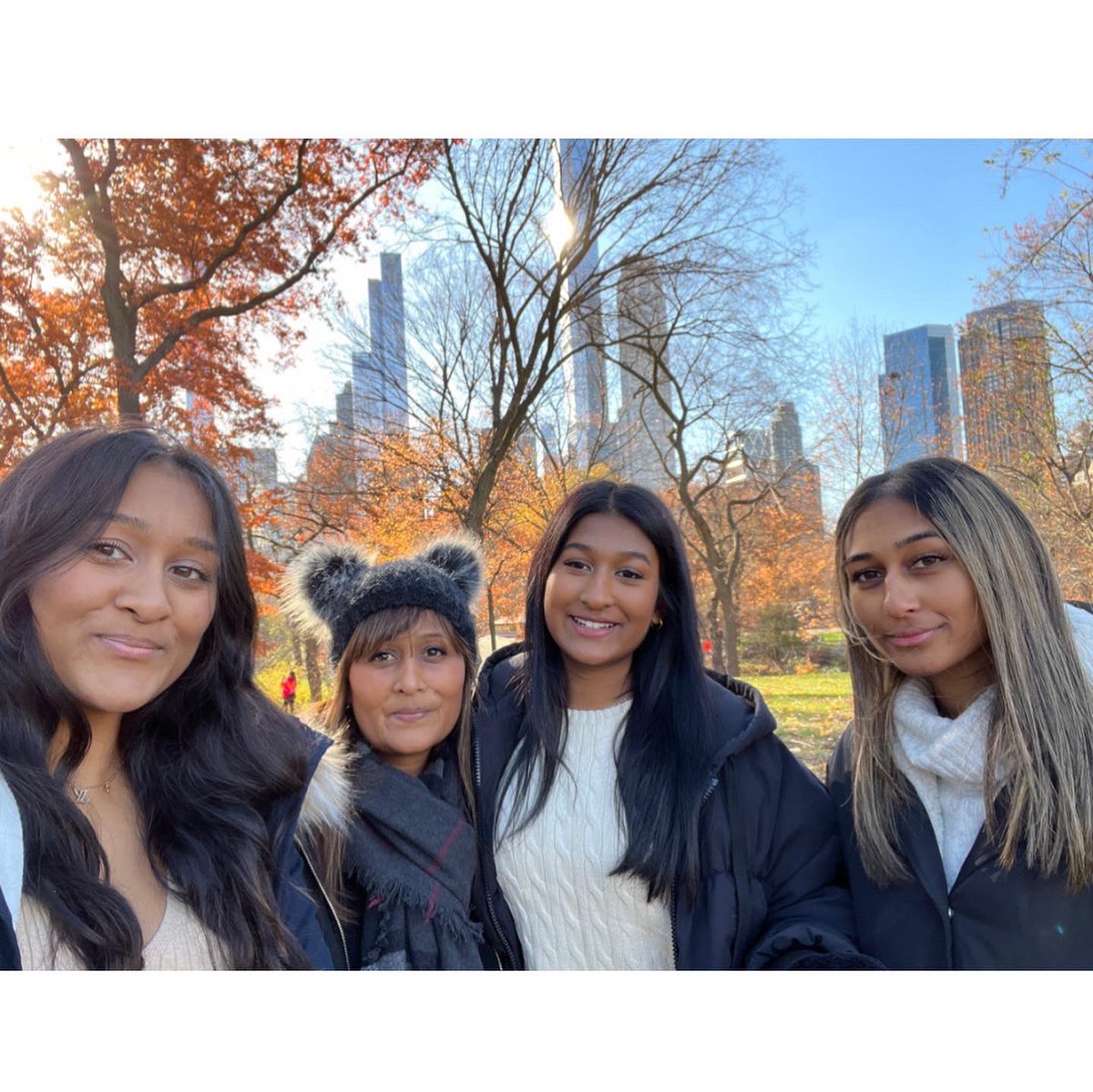 Powder_Sparkle's tweet photo. Central Park, Brooklyn Bridge and of course a coffee stop…☕️🎄 https://t.co/xyqZkhb6RH
