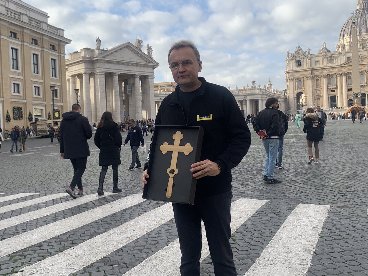 El alcalde de #Lviv <a href="/AndriySadovyi/">Андрій Садовий</a> ha entregado al #Papa una cruz en la que está incrustado un fragmento de misil ruso extraído del cuerpo de un soldado. 
Durante la #Audiencia el #Papa ha vuelto a pedir oraciones por #Ukraine️ 
#Vaticano