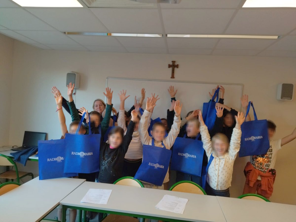RadioMariaFr1's tweet photo. 1er jour du #MariaDon ! Merci aux élèves de l'école #BonAccueil de Toulon pour le #chapelet et à tous les bénévoles qui ont participé à la veillée !!!!
Continuez à donner pour soutenir la grande #mission de #RadioMariaFrance en appelant le 04 94 209 104 !
https://t.co/HGnUxyjXcK https://t.co/RqUBmd0b0Z