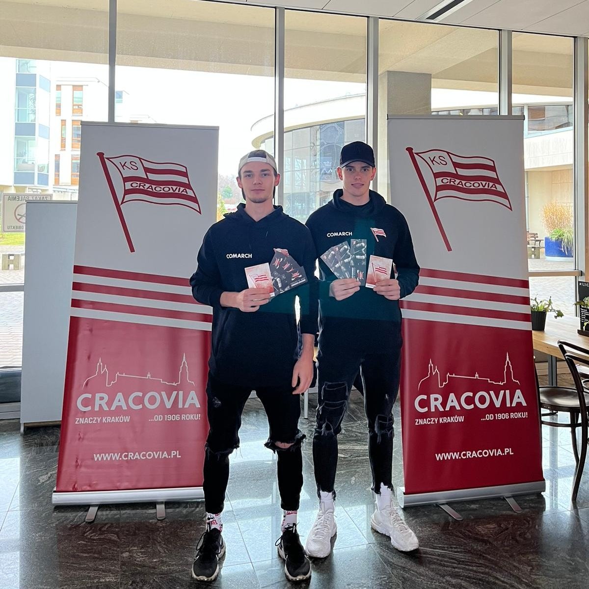 KSCracoviaSA's tweet photo. 🧑‍🏫 Drodzy Studenci! Wraz z naszymi 🏒 hokeistami czekamy na Was na Wydziale Zarządzania UJ w Krakowie. Przygotowaliśmy mnóstwo atrakcji! 👍 https://t.co/XmLn6aD3dj