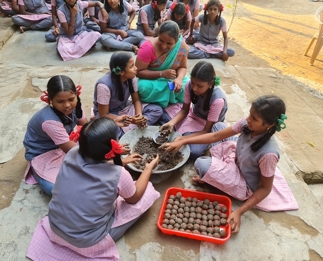 RapidResponse's tweet photo. Every year India losing millions of trees due to Cyclone. Through Our Seed Balls Project, we aim to regain those green covers with native trees. #seedballs #schoolchildren #cyclone https://t.co/pX3iONfKdI