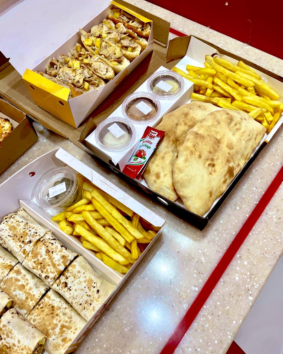riyadhads22's tweet photo. فطيرة الشاورما
مطعم مختص بالشاورما 👌🏻
تجربتي كانت : 
 شاورما كب ✅
فطيرة الدجاج✅
بيتزا الشاورما ✅
قوارب الشاورما ✅
تورتو شاورما ✅
توصيتي لكم : تورتو شاورما - شاورما كب -بيتزا الشاورما 👍🏻
كنت في فرع حي غرناطة ، طريق الدمام📍
توصيل مجاني لمدة ثلاث ايام 🚖
رقم الفرع :0555989287 https://t.co/UPUuKCxZ7L