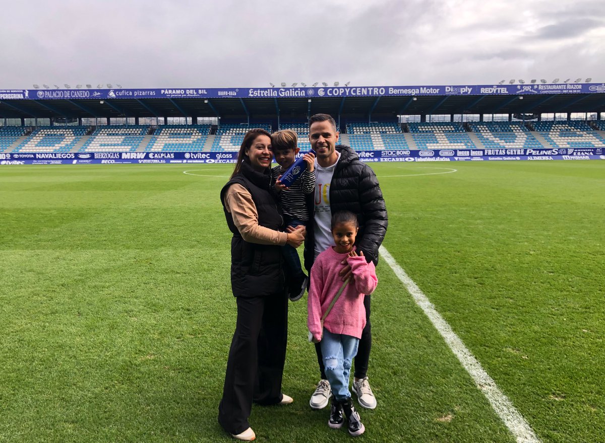 ¡Siempre es un placer recibir a una leyenda! ¡Bienvenidos a El Toralín, Acorán y familia!
#Adelanteyarriba
#100AñosDeportiva