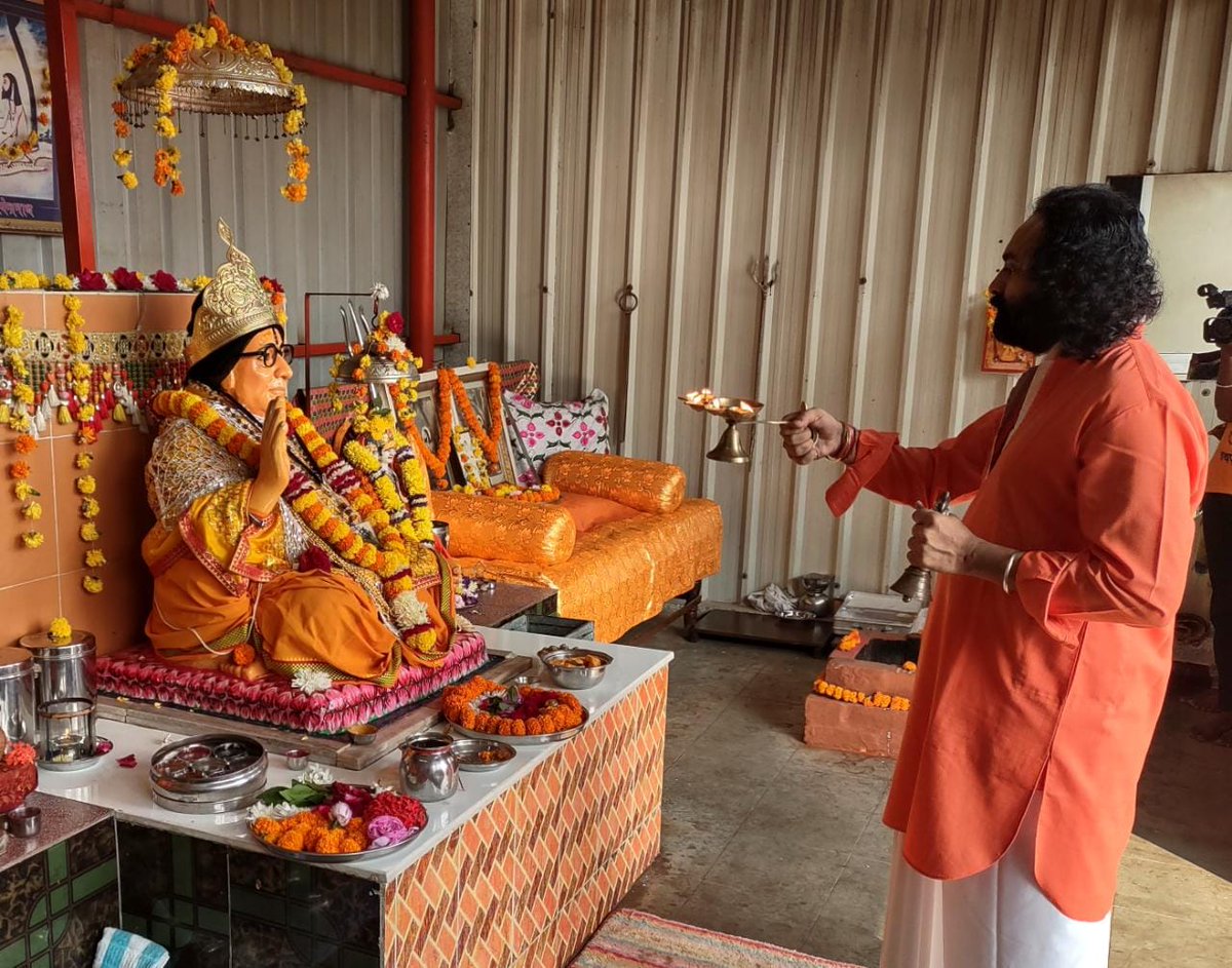 Chhotedada's tweet photo. શ્રી દત્ત જયંતિ ઉત્સવ નિમિત્તે પરમ પૂજ્ય શ્રી છોટેદાદાના સાનિધ્યમાં 350થી વધુ જોડાઓએ નવનાથ ધામ ખાતે શ્રી દત્ત ગોરખ મહાપૂજનનો લાભ લીધો. ભક્તિભાવ પૂર્વક પૂજન કરી ભક્તો એ ગુરુદેવ ના કૃપા આશિષ મેળવ્યા.3000 થી પણ વધુ ભક્તોએ ભંડારા નો લાભ લીધો હતો. https://t.co/SktnA4XCPX