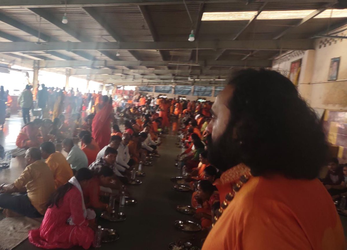 Chhotedada's tweet photo. શ્રી દત્ત જયંતિ ઉત્સવ નિમિત્તે પરમ પૂજ્ય શ્રી છોટેદાદાના સાનિધ્યમાં 350થી વધુ જોડાઓએ નવનાથ ધામ ખાતે શ્રી દત્ત ગોરખ મહાપૂજનનો લાભ લીધો. ભક્તિભાવ પૂર્વક પૂજન કરી ભક્તો એ ગુરુદેવ ના કૃપા આશિષ મેળવ્યા.3000 થી પણ વધુ ભક્તોએ ભંડારા નો લાભ લીધો હતો. https://t.co/SktnA4XCPX