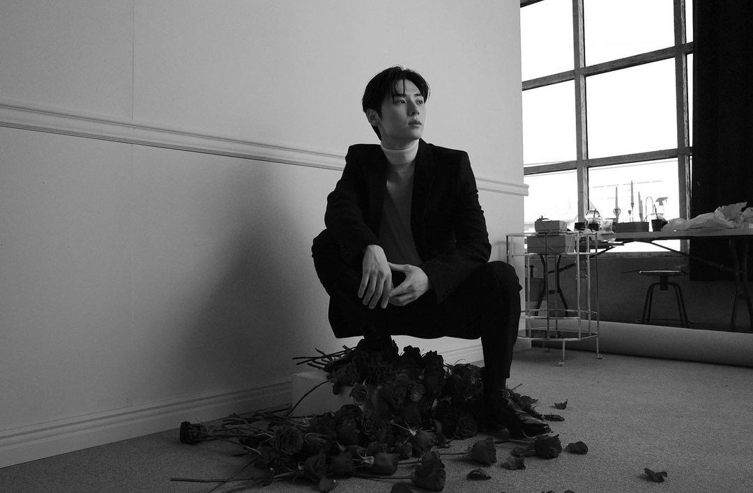 Because one has a couple of distinct images to show─like a two-sided coin being tossed in the air, you may choose which one to see. But, it is different with Clarins, since I got to unveil them all at once; from me falling to the pit of monochrome until twisting the colors.