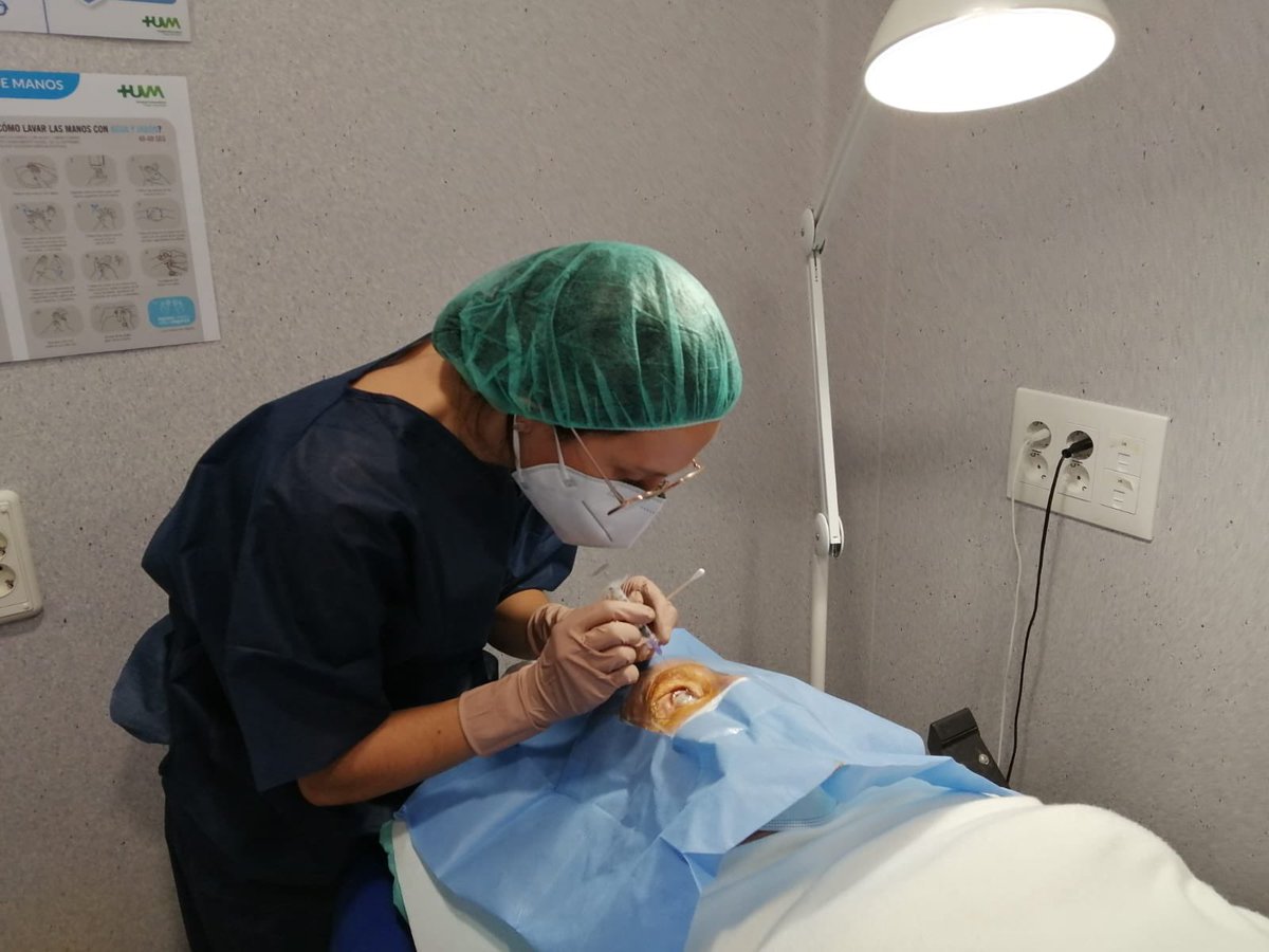 OftalmoMacarena's tweet photo. Es un orgullo para nosotros ver como nuestros #residentesresistentes van ganando autonomía en la práctica diaria, en este caso nuestros superR2 Dres. Aguiar➕Romero, operando cataratas o administrando intravítreas. #SomosMacarena #SomosFormación @OftalmologiaSEO @SAOoftalmologia https://t.co/qp6VQgOJuh