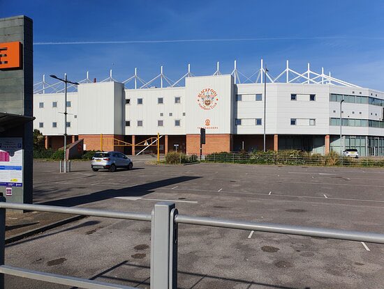 theawayfans's tweet photo. Blackpool have announced they are to open their doors to its Moretti Lounge through the winter months to be able to provide “families and those socially isolated and vulnerable” with a place to keep warm, socialise and have access to coffee, hot food and free WiFi.

Classy! 👏 https://t.co/1R6MTza1ag
