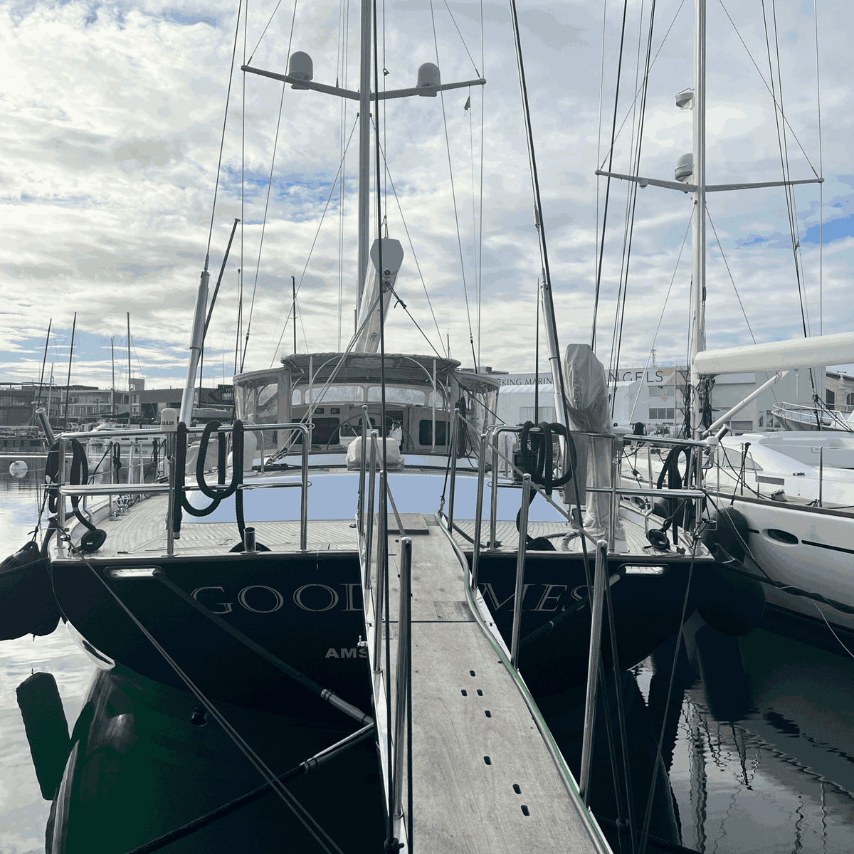 VaraderoVLC's tweet photo. The Carpentry is carrying out repairs to the deck and windows of this impressive 100-foot sailing yacht.
#varaderovalencia #thecarpentry #valencia #shipyard #carpentry #refitandrepair #sailinglife #repairboat https://t.co/77gNwJ6hz6
