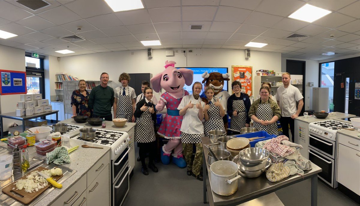 HighfieldLA's tweet photo. Having great fun in Bill's #KindnessKitchen.Helping our friends @amazinggraze57 &amp; forging an amazing partnership with @Haven. Imagine our delight when Annie the elephant came to visit us to learn about our #FestiveWinterGift programme. #LeadingMyCommunity #Service @The_Gazette https://t.co/A9T1HqxnyN