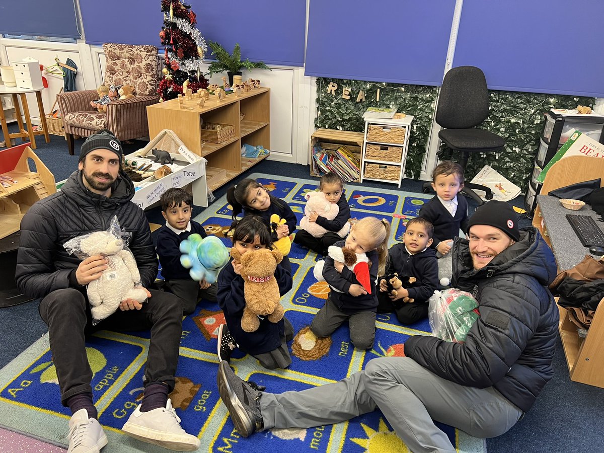 🧸 Nottingham Panthers players have helped deliver thousands of teddies to the local community following last week's Teddy Bear Toss at the Motorpoint Arena 🧸

Read more 👉 panthers.co.uk/home/thousands…