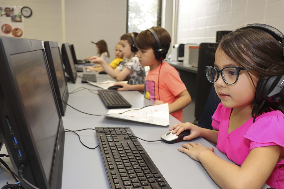 PearlandISD's tweet image. 💻👩‍💻🖱 Mrs. Judge&apos;s first-grade class from Shadycrest is taking one hour of coding every day this week as part of the Hour of Code initiative. They use fun tutorials to show that anybody can learn the basics. #WeAreKnowledgeable #BuildPearlandProud