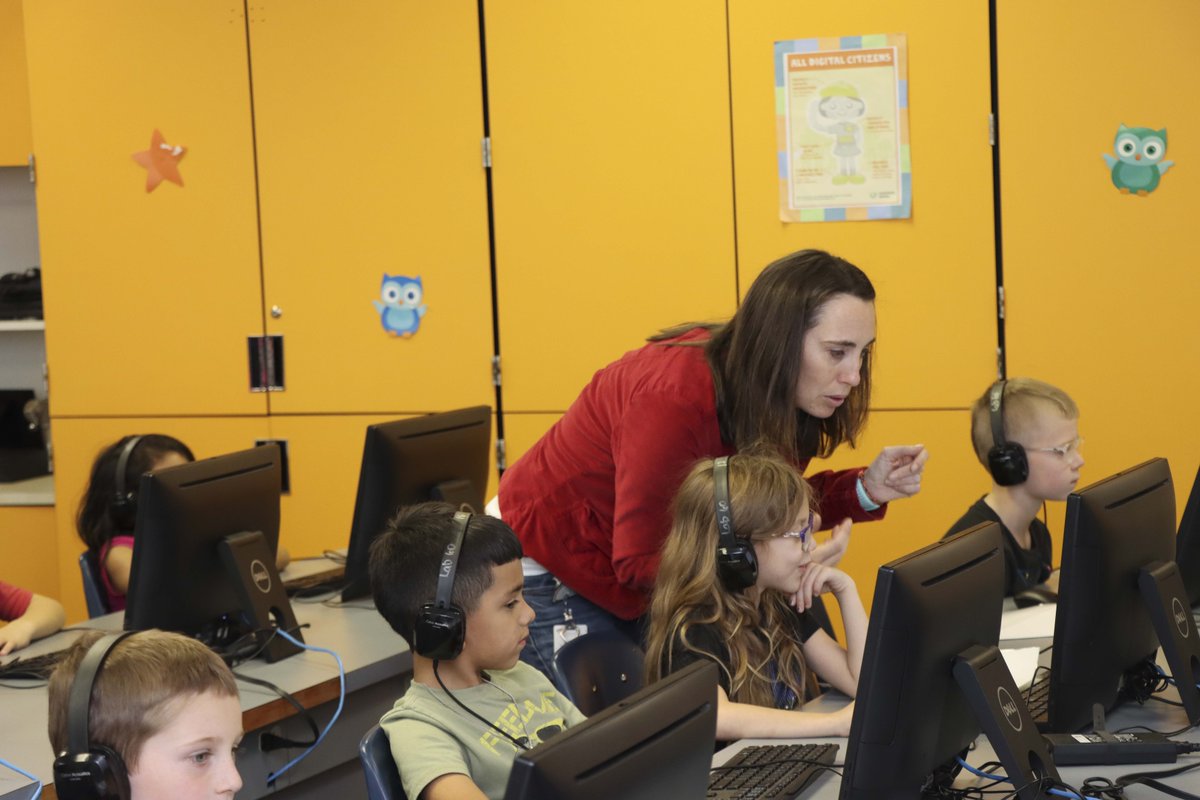 PearlandISD's tweet image. 💻👩‍💻🖱 Mrs. Judge&apos;s first-grade class from Shadycrest is taking one hour of coding every day this week as part of the Hour of Code initiative. They use fun tutorials to show that anybody can learn the basics. #WeAreKnowledgeable #BuildPearlandProud
