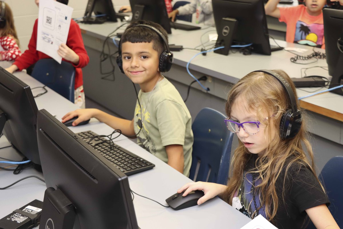PearlandISD's tweet image. 💻👩‍💻🖱 Mrs. Judge&apos;s first-grade class from Shadycrest is taking one hour of coding every day this week as part of the Hour of Code initiative. They use fun tutorials to show that anybody can learn the basics. #WeAreKnowledgeable #BuildPearlandProud