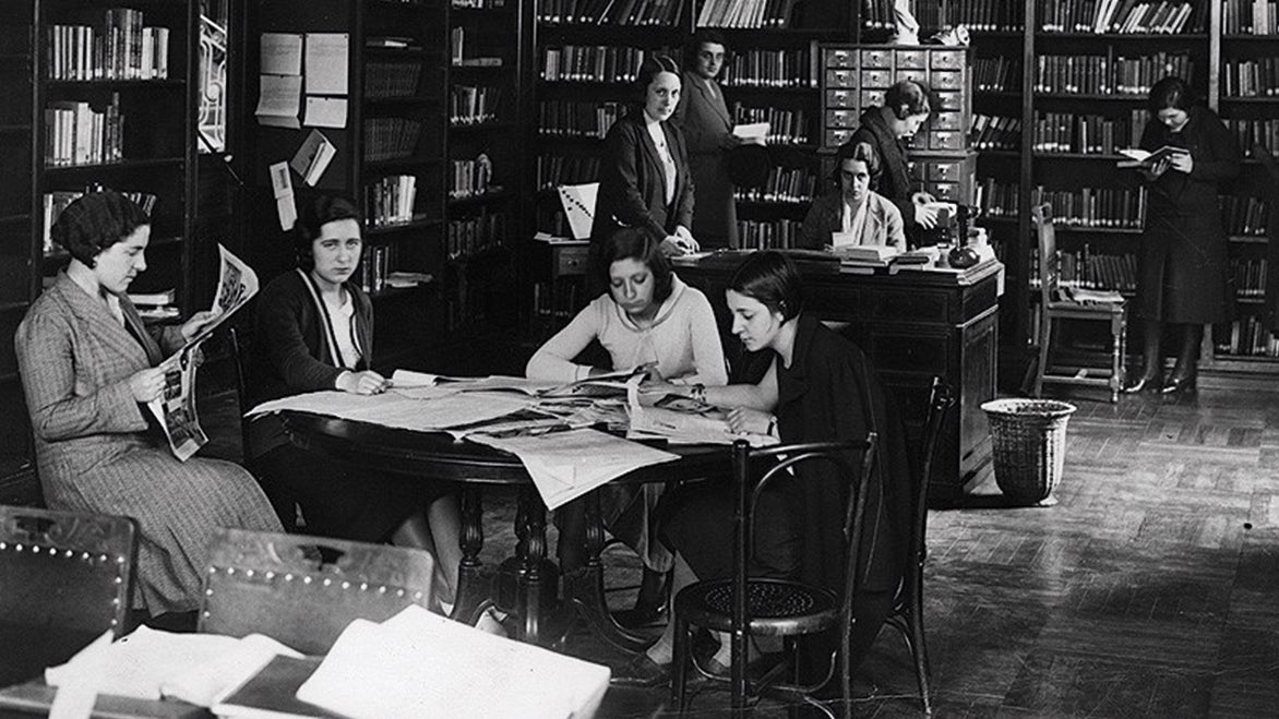 Dimarts 13/12 a les 23:00h estrena a <a href="/tv3cat/">TV3 és ara @Som3Cat</a> de PIONERES el #documental que he dedicat a la meva mare i a les dones republicanes que per primera vegada en la història de Catalunya varen estudiar a <a href="/UniBarcelona/">Universitat de Barcelona</a>