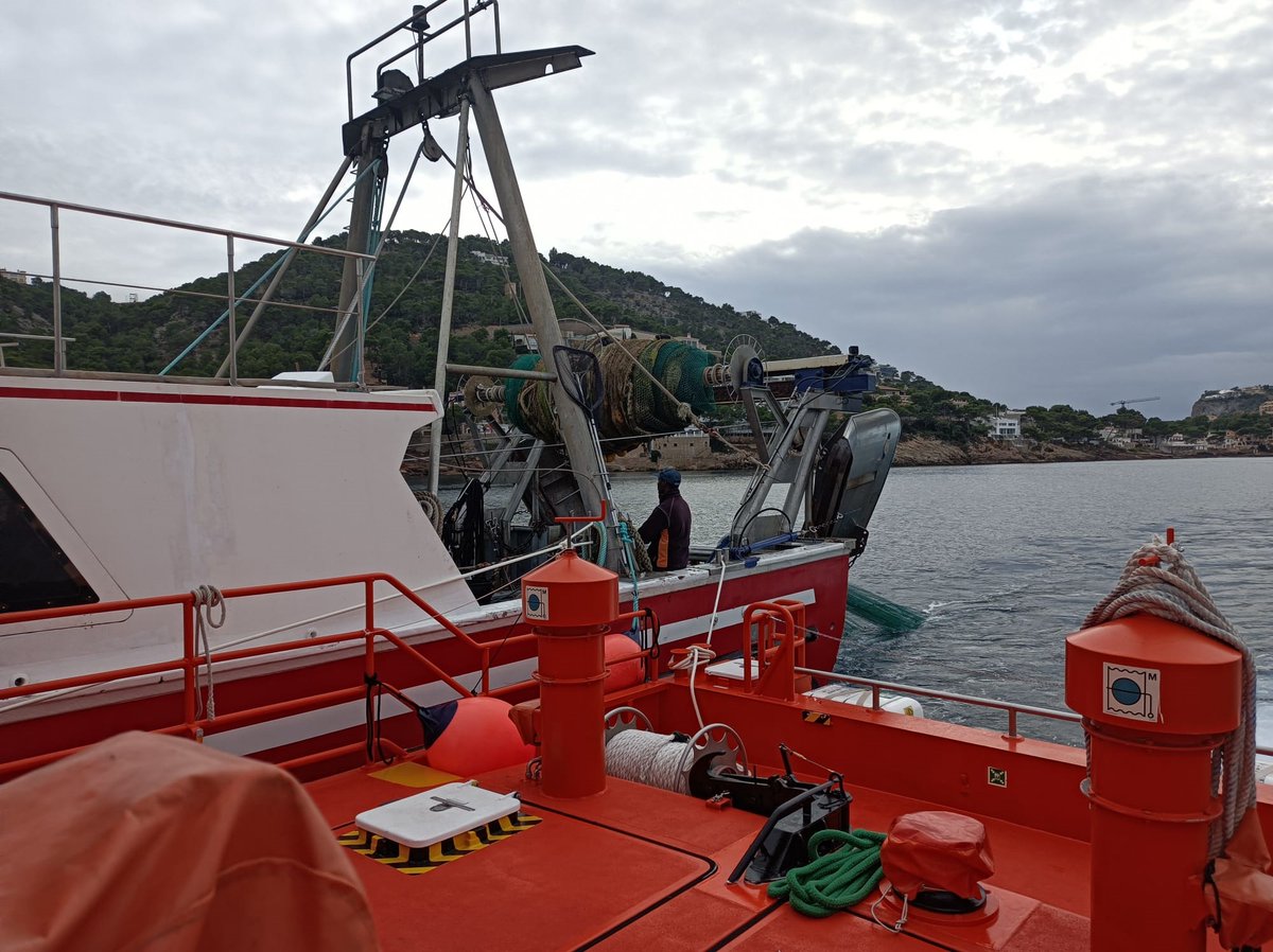 CNCS recibe solicitud de asistencia del pesquero VILLA SOLLER SEGUNDO, ya que se encuentra a la deriva con la hélice encepada 11 millas al NW de Dragonera. CCS Palma moviliza Salvamar LIBERTAS, que lo remolca a Andratx #SeguridadNautica
