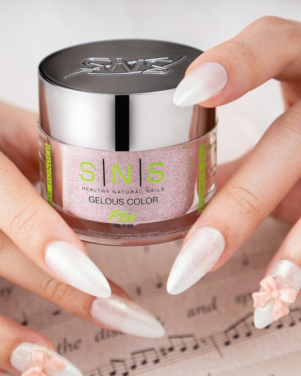 snsnails_'s tweet photo. Start off the holiday season with a little bit of sparkle. ✨🎀

Shop the look: BP08 - Chatty Parrot

#sns #ilovesns #snsdippowder #dippowdernails #mani #glitternails #newyearsnails https://t.co/agOYUHSZKH
