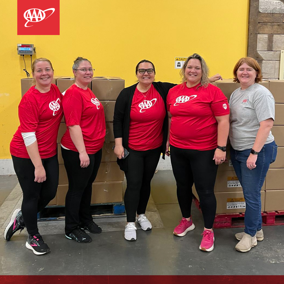 AAAClubAlliance's tweet photo. As part of our annual giving campaign, our associates in Delaware volunteered their time at the @FoodBankofDE this week packing more than 8,000 lbs of food to help feed over 200 families.

#GivingTuesday #ACAGivingTuesday #Volunteerism https://t.co/eCX2JQuohQ