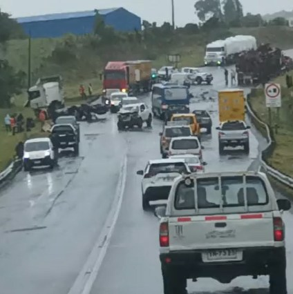 TTILosLagos's tweet photo. 🔴⚠️ [13:16] #Chiloé: tránsito regulado en #Ruta5 sector #PidPid #Castro tras colisión con resultado fatal entre camión y vehículos menores. Máxima precaución conductores, unidades de emergencia en lugar. (📷 @erchiloe) https://t.co/rGDzHj6zP6