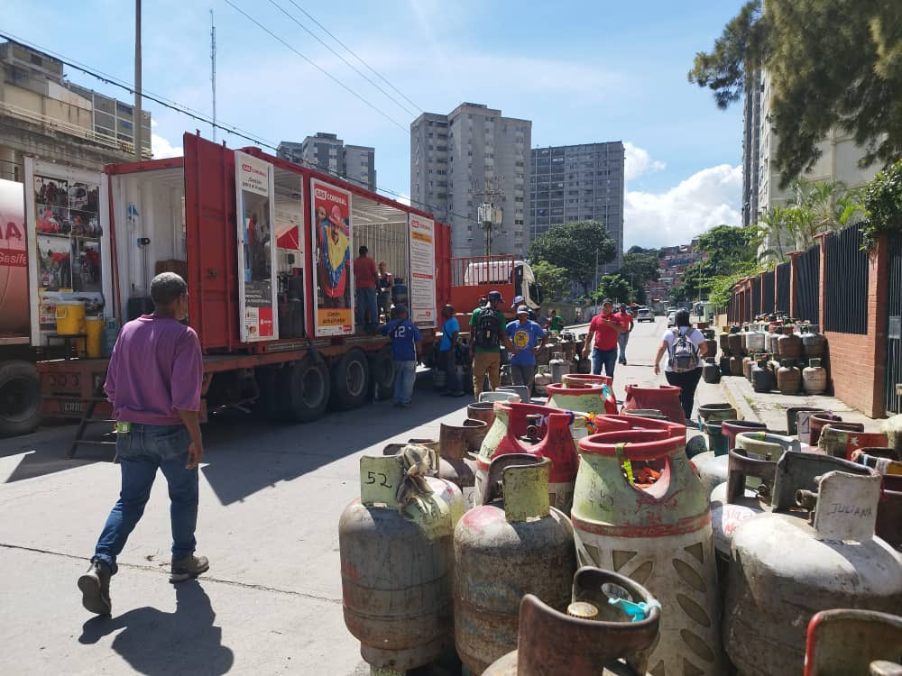 CarylBertho's tweet photo. Despliegue extraordinario con las unidades móviles de PDVSA @gas_comunal en la Parroquia #ElValle y Parroquia #Sucre de Distrito Capital, acortando ciclos de distribución y garantizando un servicio de calidad para nuestro PUEBLO! 

#GestiónParaElPueblo https://t.co/CSMnDt952J
