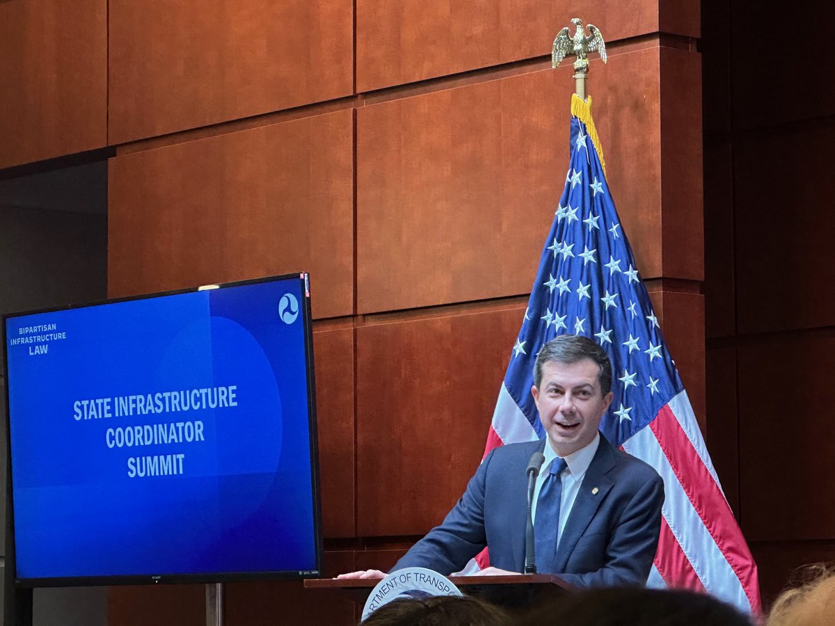 Pleased to join <a href="/NatlGovsAssoc/">NGA</a>/<a href="/USDOT/">U.S. Department of Transportation</a> at the summit for state infrastructure coordinators. Workforce development and technical assistance in our local communities is essential to identify, develop, and deliver key infrastructure projects. <a href="/BeckyWKeogh/">Becky Keogh</a> <a href="/Arkansas/">Jack Pate</a> <a href="/Infrastructure/">Oracle IT Infrastructure</a>
