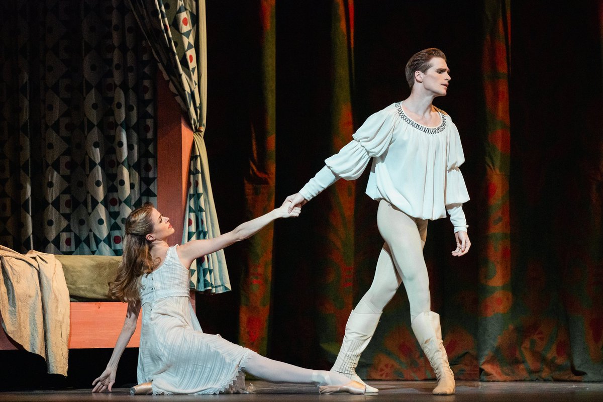 En février, The National Ballet of Canada sera sur notre scène pour présenter la plus grande histoire d'amour : Roméo et Juliette. Le chorégraphe Alexei Ratmansky nous livre l'amour interdit mais surtout une belle dose de vulnérabilité humaine. c.nac.ca/RJ_TW_FR