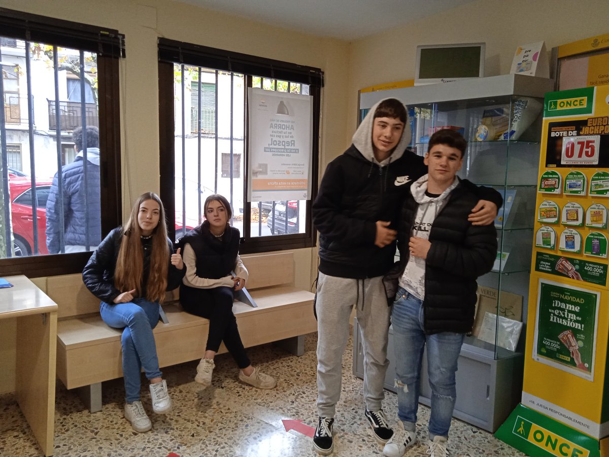 Tejiendoados's tweet photo. Hoy hemos vuelto al mismo lugar, pero con algunos cambios...¿Qué habrá en esos sobres? Por favor, no os lo perdáis. https://t.co/dar1163pRw