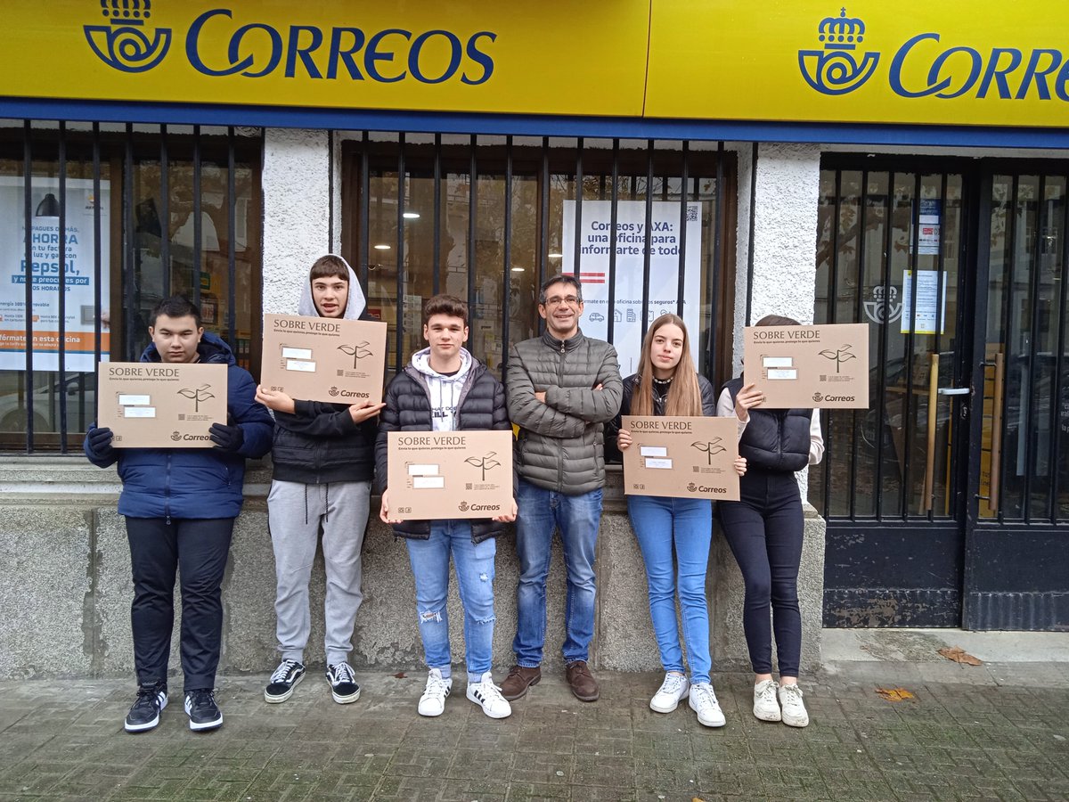 Tejiendoados's tweet photo. Hoy hemos vuelto al mismo lugar, pero con algunos cambios...¿Qué habrá en esos sobres? Por favor, no os lo perdáis. https://t.co/dar1163pRw