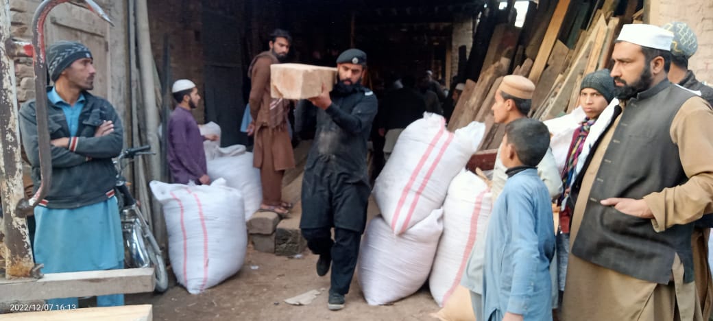 FEWDKPGovt's tweet photo. Division Forest Office Peshawar Patrol Squad Central Forest Circle along-with Forest Staff conducted successful raid at Yakatoot city area of Peshawar and seized illegal timber on the spot today on December 7th.
#KPForest
#PeshwarForestDivision https://t.co/XuNcnVlGcq