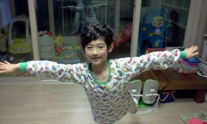 baby sunghoon but as you scroll down he gets older; a devastating thread