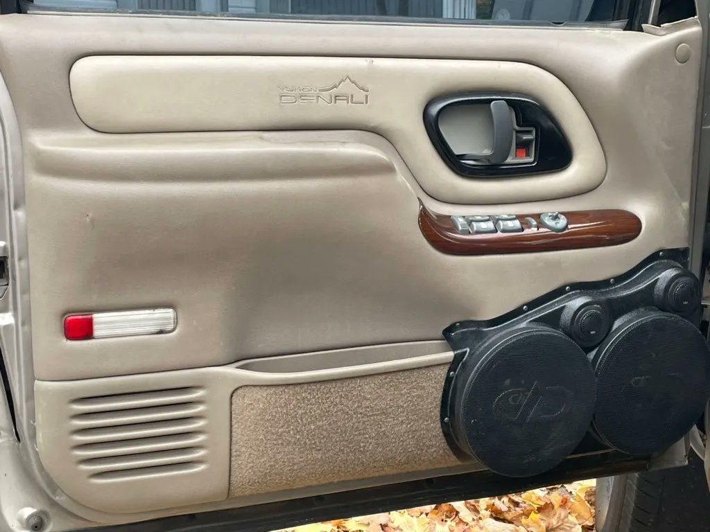 custom_pods's tweet photo. John Leach's 99 GMC Yukon Denali with Dual #ddaudio 8's &amp; 1" tweets installed with our Dual 8″ + Dual Tweeter for Front Door 95-99 GM Full Size Truck Speaker Pods. 🔥 

________________________________
https://t.co/OYpf1g7kOR 
.
.
.
#customspeakerpods #caraudio https://t.co/SV0l12CcRY