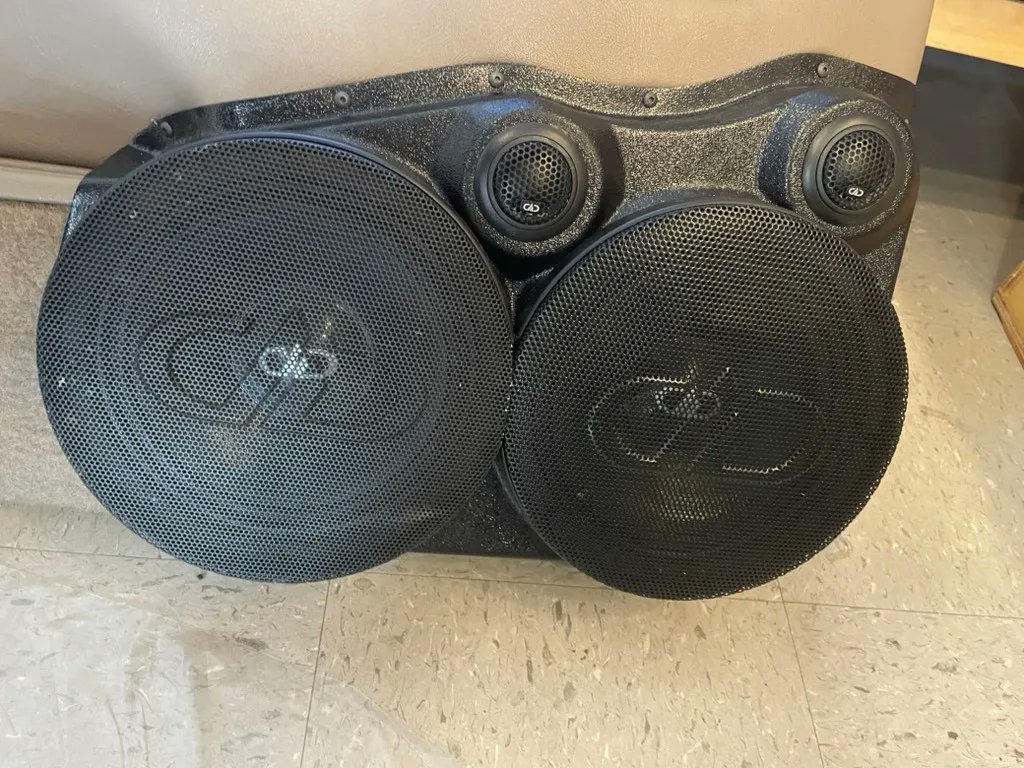 custom_pods's tweet photo. John Leach's 99 GMC Yukon Denali with Dual #ddaudio 8's &amp; 1" tweets installed with our Dual 8″ + Dual Tweeter for Front Door 95-99 GM Full Size Truck Speaker Pods. 🔥 

________________________________
https://t.co/OYpf1g7kOR 
.
.
.
#customspeakerpods #caraudio https://t.co/SV0l12CcRY