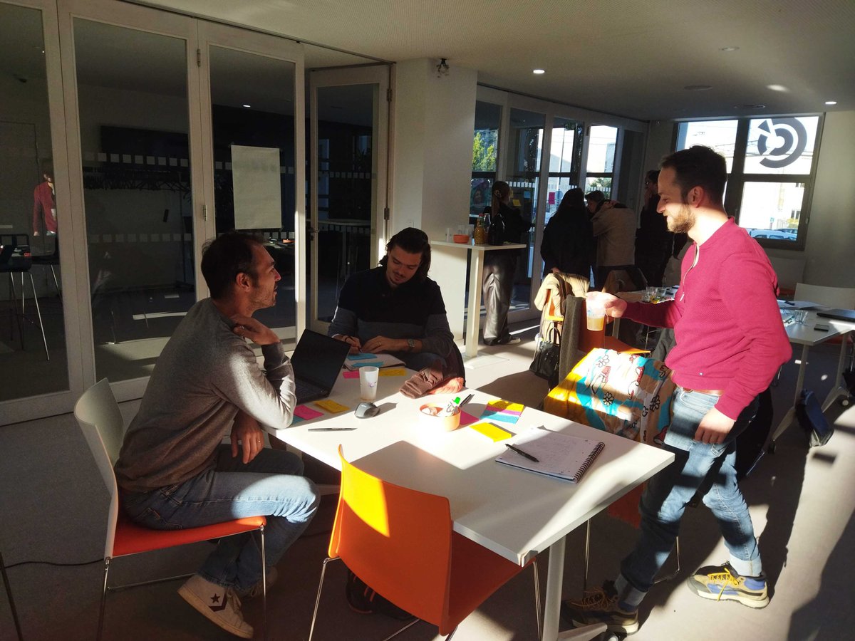 adn_booster's tweet photo. #WorkshopVision 🚀👀
Aujourd'hui, nos Boostés des #PromoEte2022 et #PromoAutomne2022 ont été challengés par
Florence Poyvre, co-fondatrice de @FlyTheNest_team , pour travailler avec leurs collaborateurs sur la vision stratégique de leurs entreprises ! 🙌 https://t.co/a8rVMx6v6V