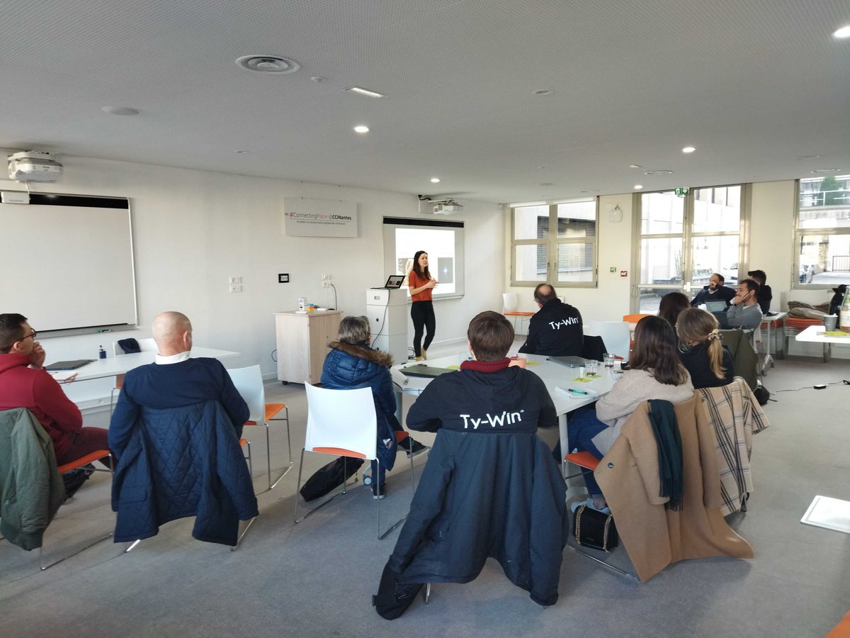 adn_booster's tweet photo. #WorkshopVision 🚀👀
Aujourd'hui, nos Boostés des #PromoEte2022 et #PromoAutomne2022 ont été challengés par
Florence Poyvre, co-fondatrice de @FlyTheNest_team , pour travailler avec leurs collaborateurs sur la vision stratégique de leurs entreprises ! 🙌 https://t.co/a8rVMx6v6V