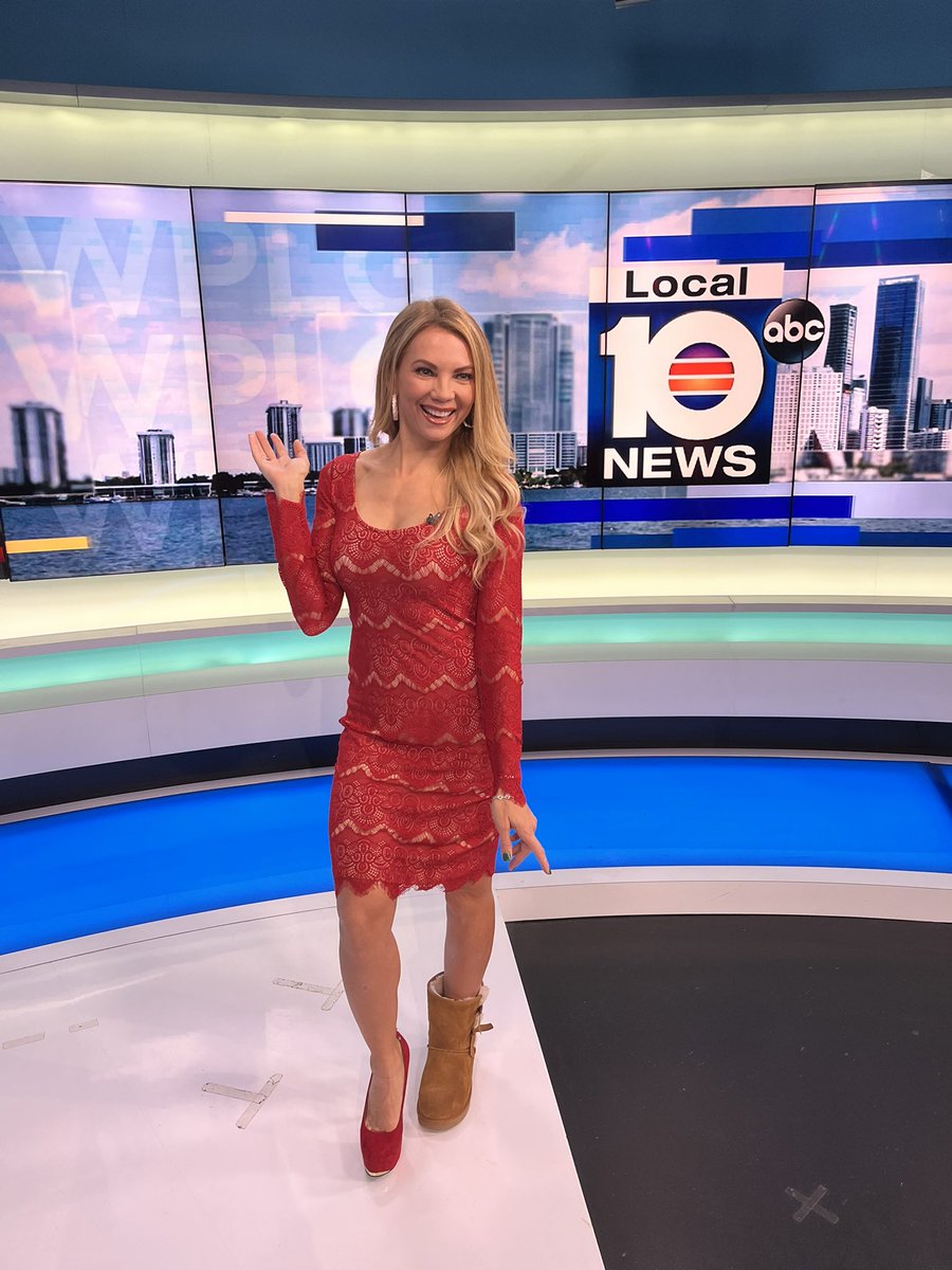 Wednesday’s Red Look! ♥️♥️♥️
Slowly making that return to my heels… one foot at a time… quite literally! 😝