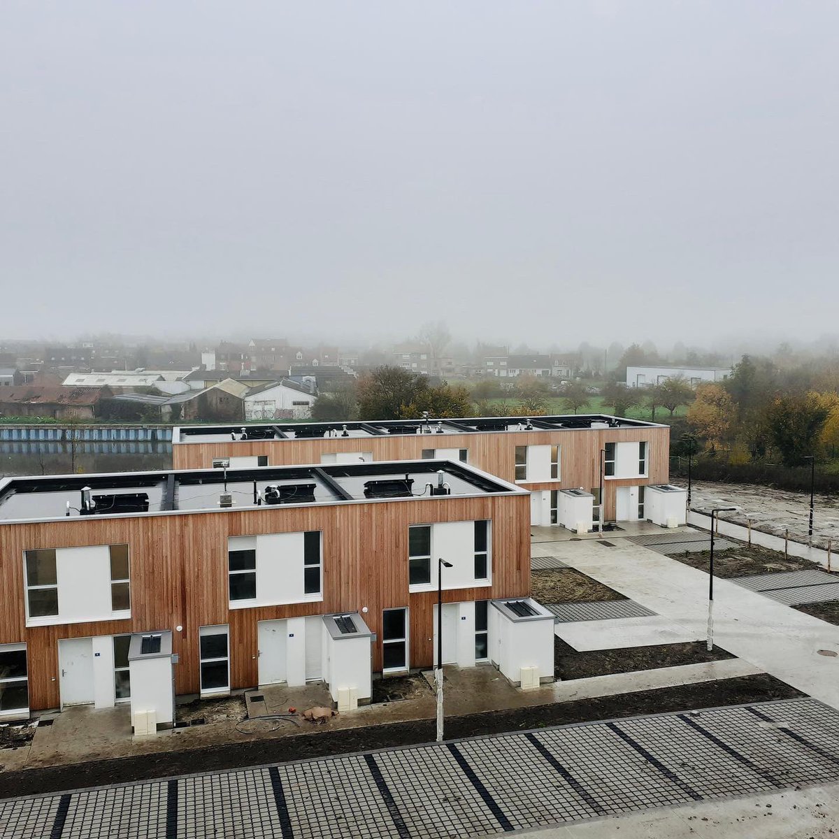 🏘 LMH s’installe à Quesnoy-sur-Deûle !
Située au cœur d’un écoquartier mixte, la résidence neuve « Ange-Gardien » est composée de 25 logements collectifs et 8 maisons individuelles équipées de panneaux solaires. 
4,7 millions d’euros, c’est le montant injecté dans ce projet.