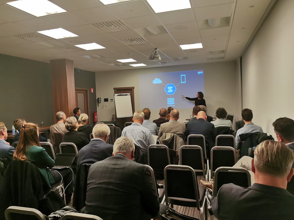 Rafke's tweet photo. Nederlandse collega’s van Forum Standaardisatie op bezoek @DigitaalVlaanderen. We gaan op zoek naar hoe we Vlaanderen en Nederland samen kunnen laten schitteren op het vlak van #datatech in Europa &amp; daarbuiten. #digitaalvlaanderen #vlaamsdatanutsbedrijf #solidlab @openstandaarden https://t.co/kgYHxS20uV