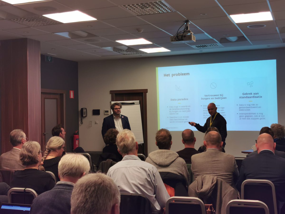 Rafke's tweet photo. Nederlandse collega’s van Forum Standaardisatie op bezoek @DigitaalVlaanderen. We gaan op zoek naar hoe we Vlaanderen en Nederland samen kunnen laten schitteren op het vlak van #datatech in Europa &amp; daarbuiten. #digitaalvlaanderen #vlaamsdatanutsbedrijf #solidlab @openstandaarden https://t.co/kgYHxS20uV