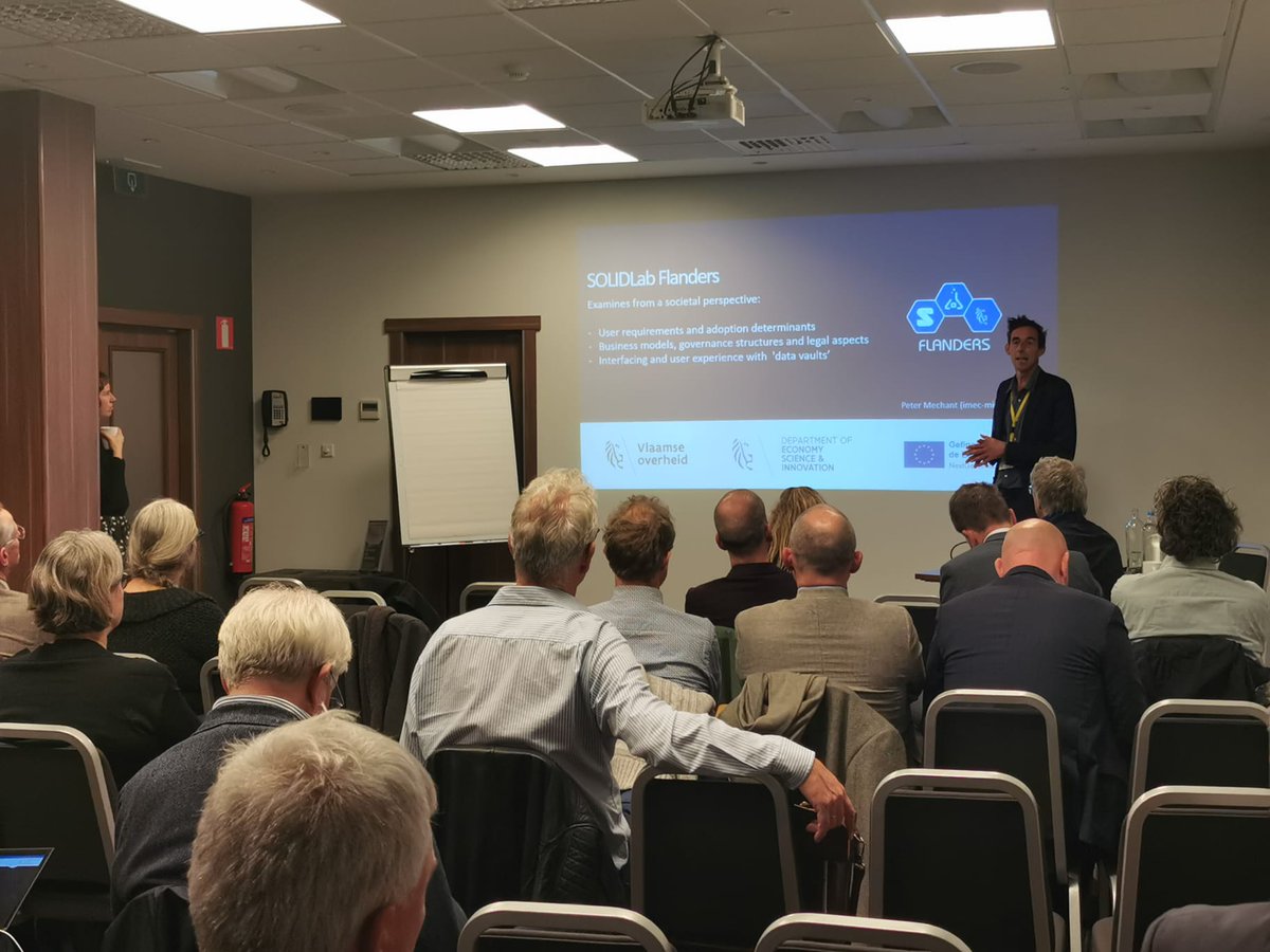 Rafke's tweet photo. Nederlandse collega’s van Forum Standaardisatie op bezoek @DigitaalVlaanderen. We gaan op zoek naar hoe we Vlaanderen en Nederland samen kunnen laten schitteren op het vlak van #datatech in Europa &amp; daarbuiten. #digitaalvlaanderen #vlaamsdatanutsbedrijf #solidlab @openstandaarden https://t.co/kgYHxS20uV