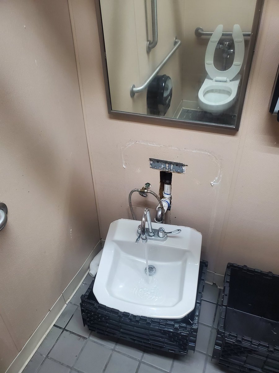 EricSeigle's tweet photo. This gas station so high class they got feet washers https://t.co/H7TBibYLK3